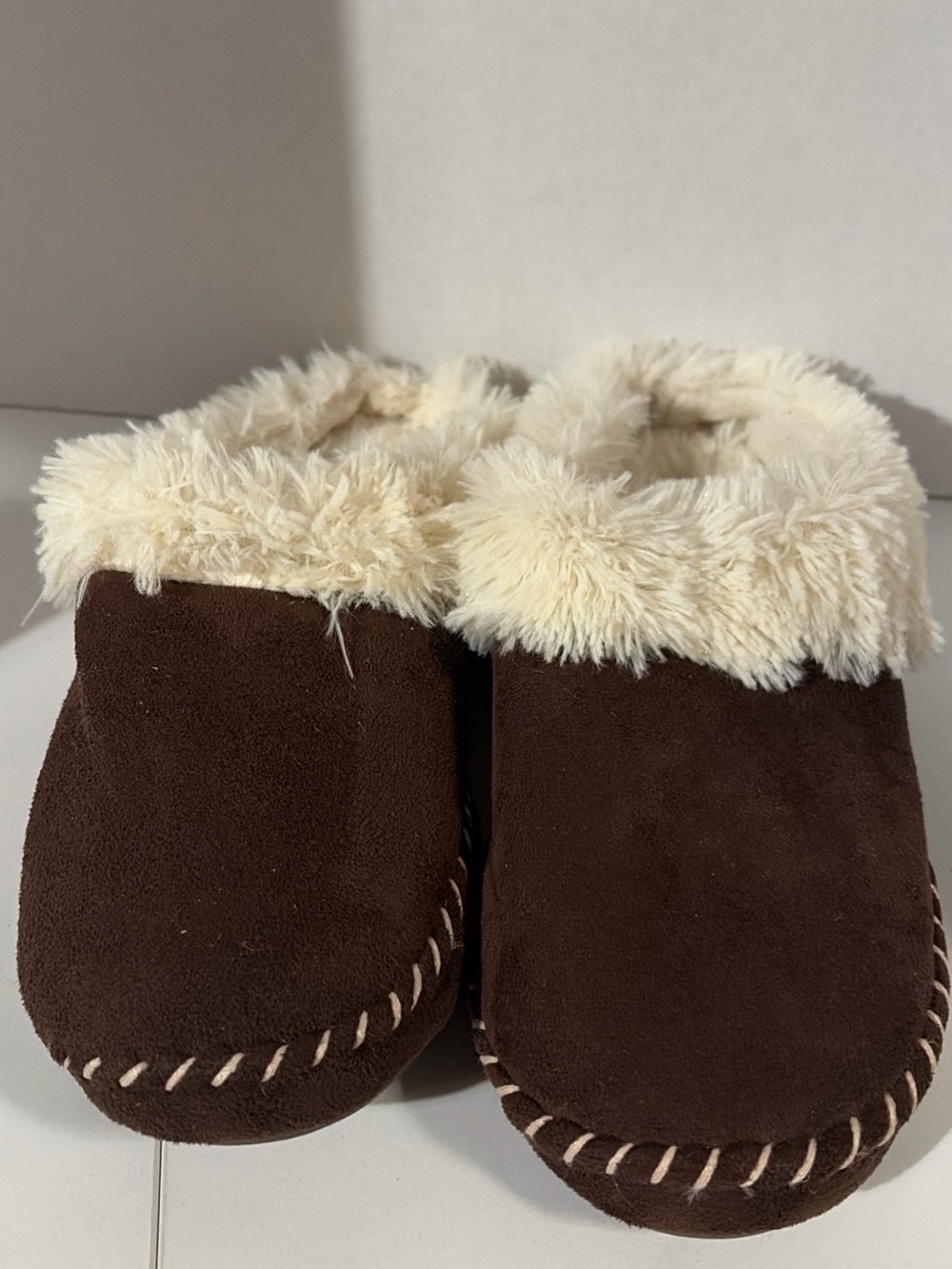 Easy Spirit Women's Brown Faux-Suede Slippers with Cream Faux-Fur Collar